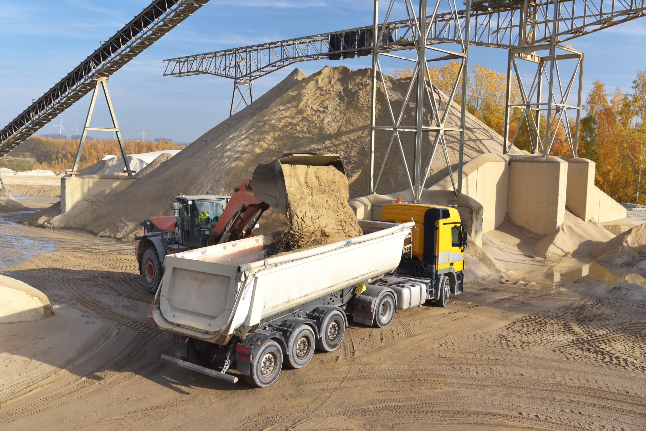 Radlader belädt LKW mit Kies für Straßenbau - Abbau von Sand & Kies in einem Kieswerk/ Tagebau //// Mining sand in a gravel plant